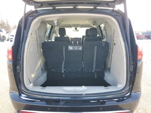 Used 2017 Chrysler Pacifica Touring-L image 36