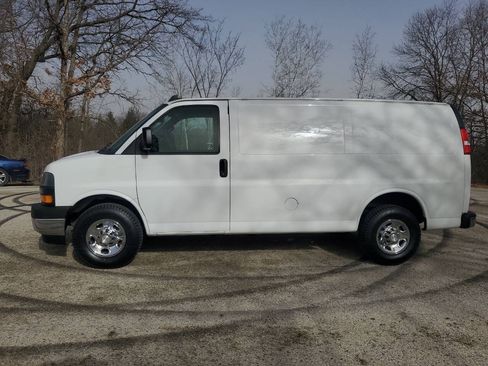 Used 2019 Chevrolet Express 3500 w/ Driver Convenience Package RWD image 2