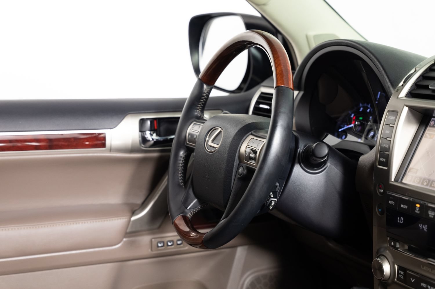 Used 2015 Lexus GX 460 w/ Premium Package AWD/4WD image 25