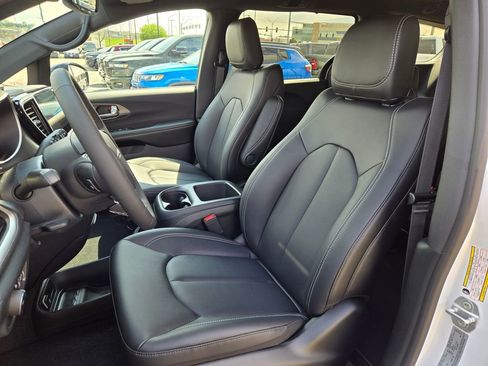 New 2026 Chrysler Pacifica Select FWD image 14