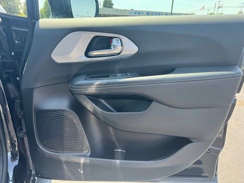 Used 2025 Chrysler Pacifica Limited FWD image 14