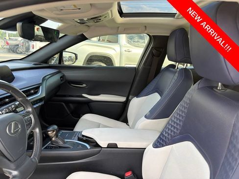 Used 2022 Lexus UX 200 w/ Premium Package FWD image 7