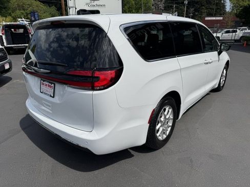 Used 2024 Chrysler Pacifica Touring-L FWD image 5