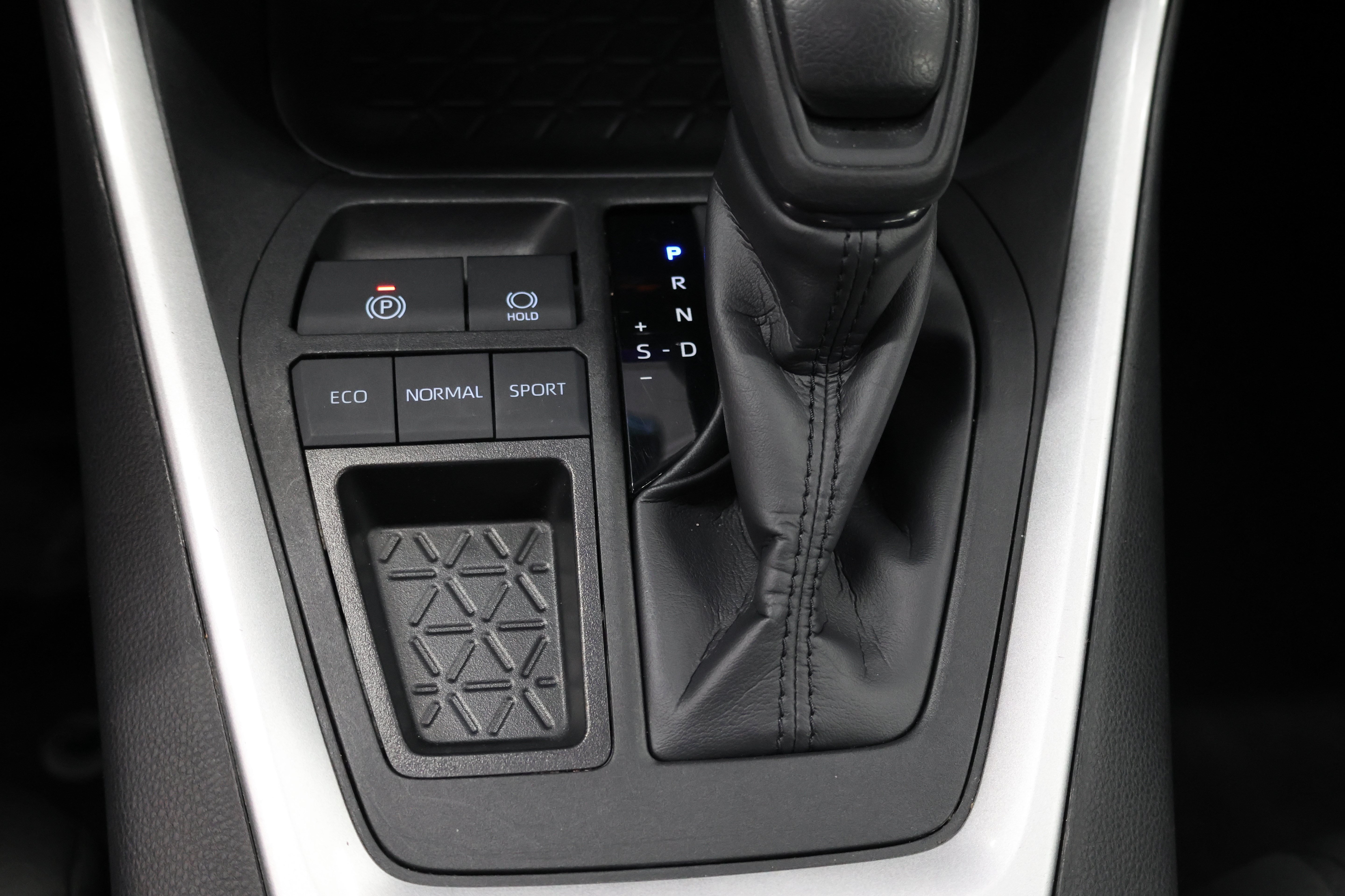 Used 2024 Toyota RAV4 XLE FWD image 32
