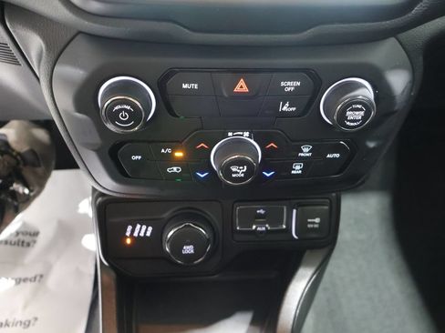Used 2023 Jeep Renegade Latitude AWD/4WD image 28