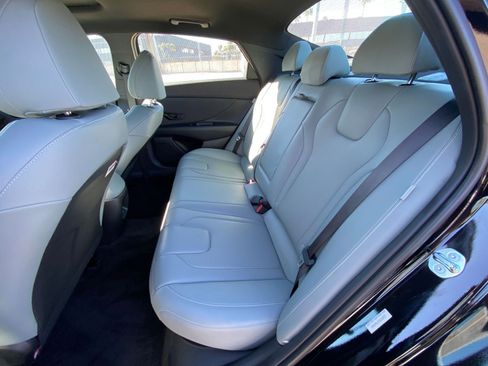 Used 2025 Hyundai Elantra Limited image 37