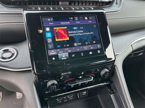 Used 2024 Jeep Grand Cherokee Altitude image 32