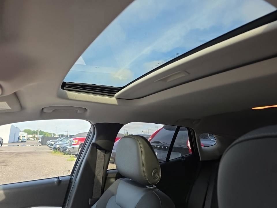 Used 2024 Chevrolet Trax LT w/ Sunroof Package FWD image 16