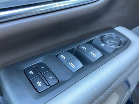 Used 2023 GMC Yukon XL SLT image 34