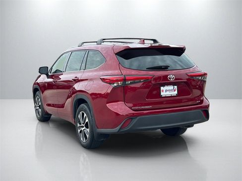 Used 2020 Toyota Highlander XLE image 7