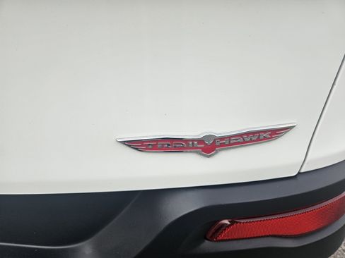 Used 2017 Jeep Cherokee Trailhawk AWD/4WD image 11