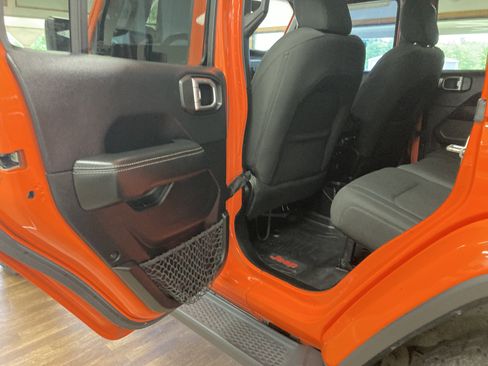 Used 2018 Jeep Wrangler Unlimited Sahara AWD/4WD image 15