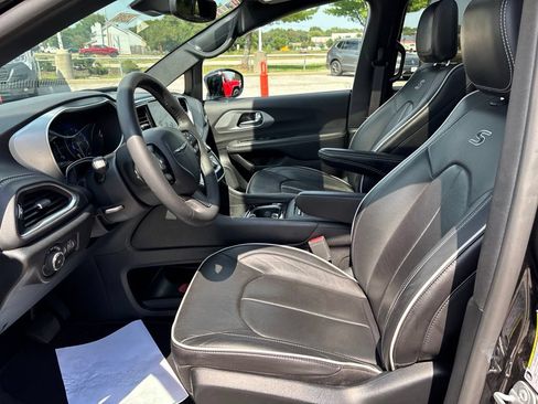 Used 2025 Chrysler Pacifica Limited FWD image 31