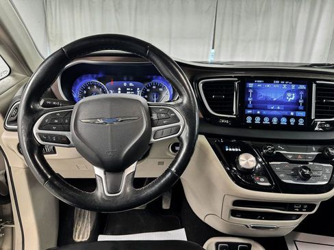 Used 2017 Chrysler Pacifica Touring-L Plus image 13