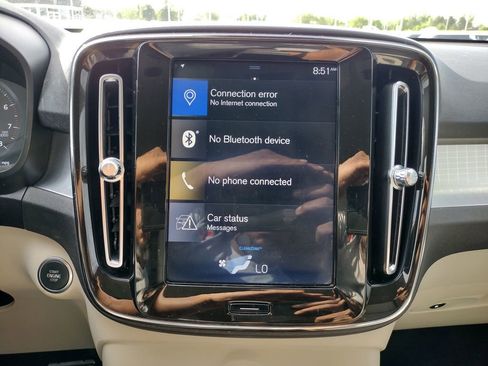 Used 2020 Volvo XC40 T4 Momentum FWD image 3