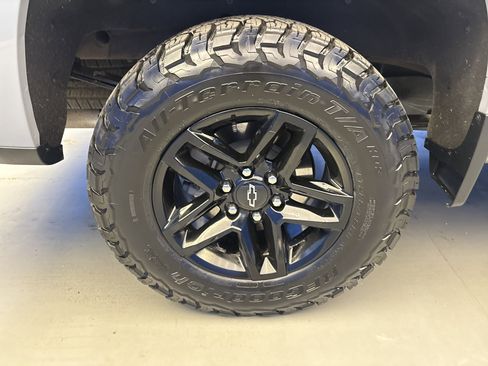 Used 2024 Chevrolet Silverado 1500 LT Trail Boss w/ Convenience Package II AWD/4WD image 8
