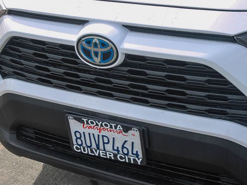 Used 2021 Toyota RAV4 LE image 6