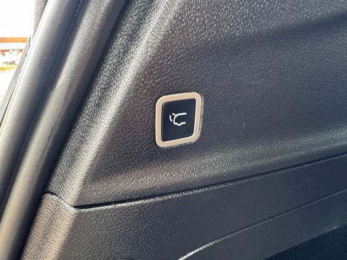 Used 2023 Chrysler Pacifica Touring FWD image 13
