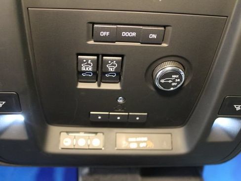 Used 2018 Cadillac Escalade Platinum AWD/4WD image 32
