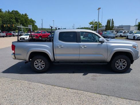 Used 2017 Toyota Tacoma SR5 AWD/4WD image 6