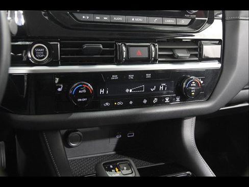 Used 2024 Nissan Pathfinder SV AWD/4WD image 13