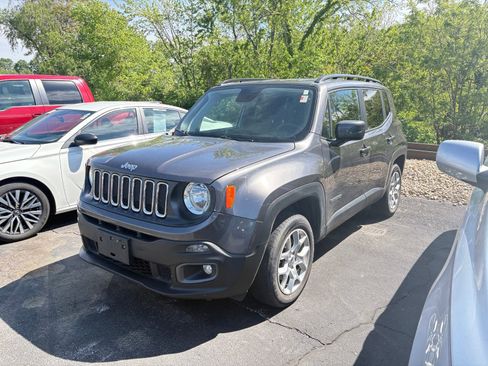 Used 2018 Jeep Renegade Latitude AWD/4WD image 3