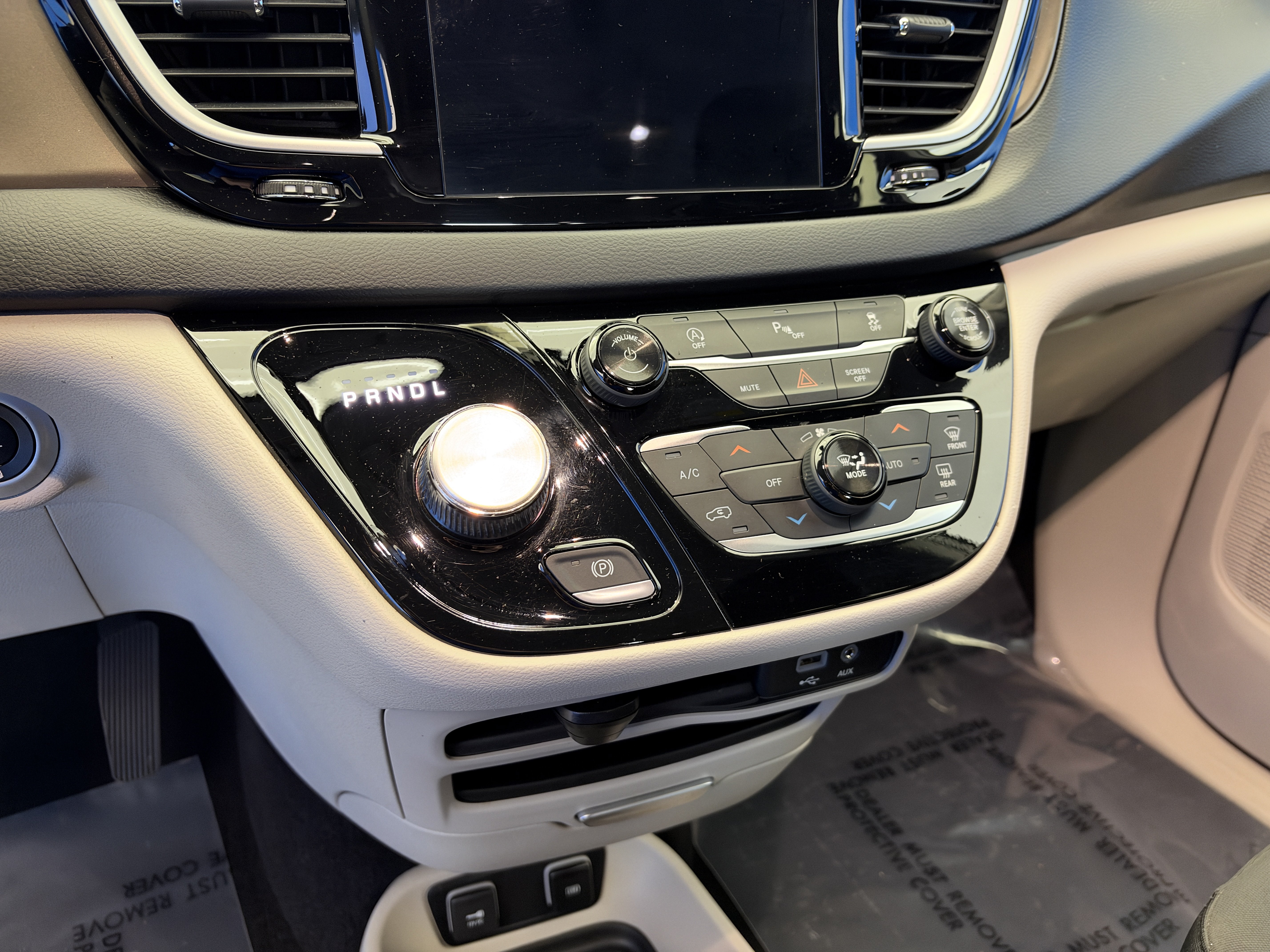 Used 2018 Chrysler Pacifica Touring Plus w/ Tire & Wheel Group FWD image 21