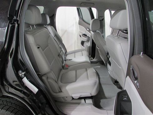 Used 2023 GMC Acadia SLT image 75