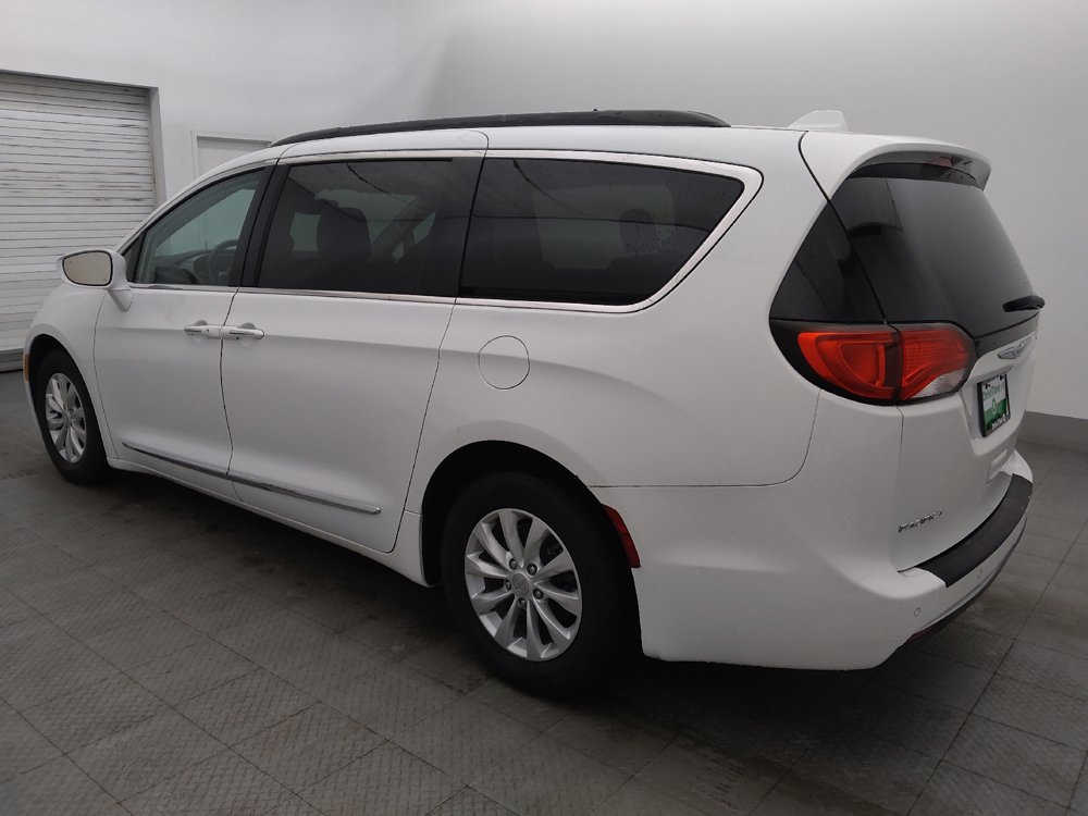 Used 2017 Chrysler Pacifica Touring-L FWD image 3