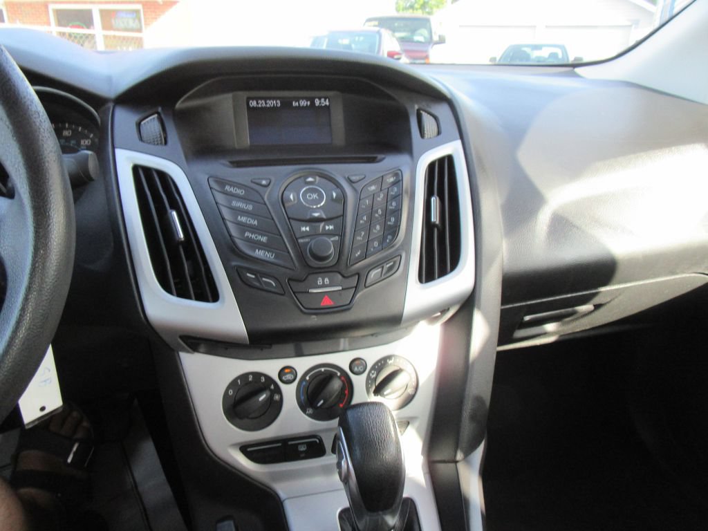 Used 2014 Ford Focus SE w/ SE Winter Package FWD image 15