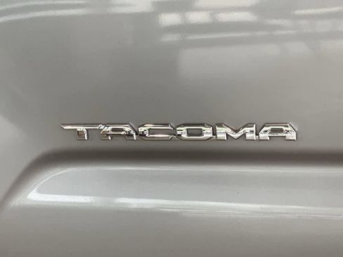 Used 2019 Toyota Tacoma TRD Sport AWD/4WD image 11