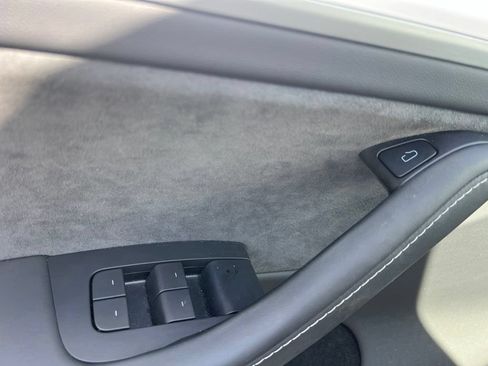 Used 2024 Tesla Model Y Long Range AWD/4WD image 25