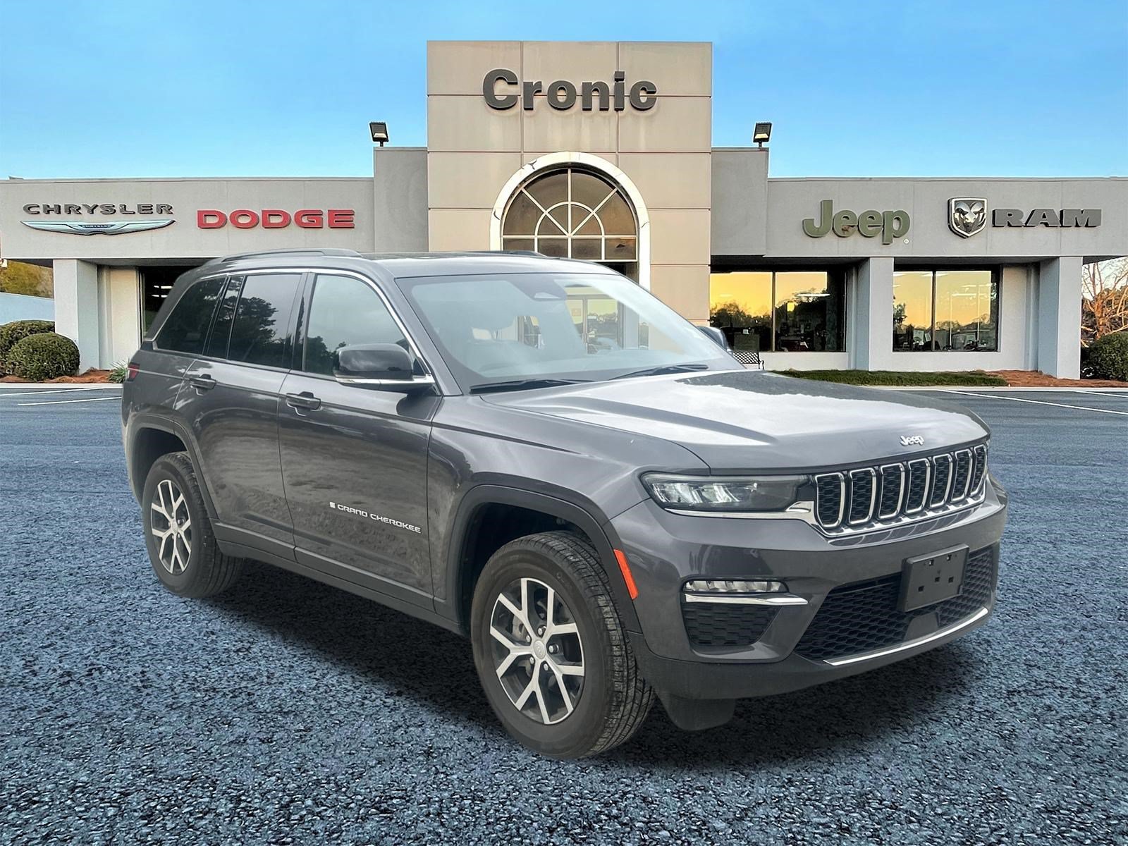 Used 2024 Jeep Grand Cherokee Limited w/ Trailer Tow Package AWD/4WD image 1
