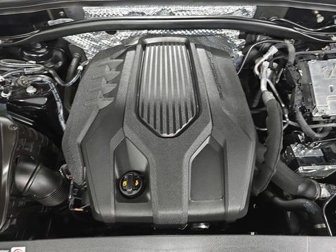 Certified 2025 Porsche Macan AWD/4WD image 33