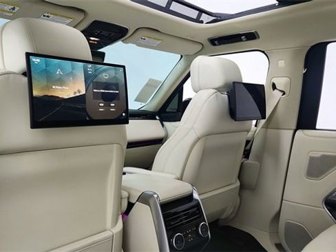 Used 2024 Land Rover Range Rover Long Wheelbase SE image 33