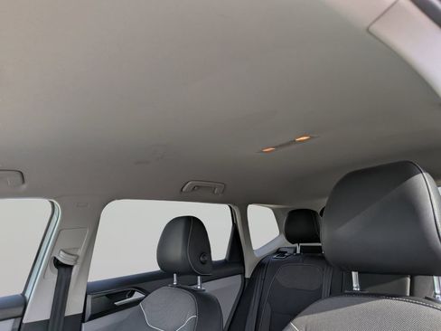 Certified 2023 Volkswagen Taos SE FWD image 19