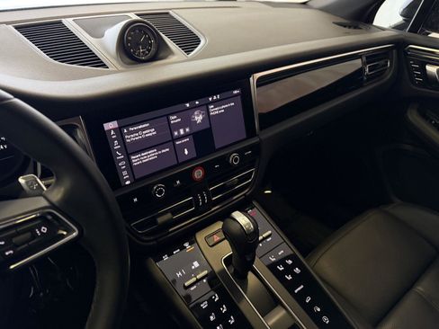 Certified 2022 Porsche Macan image 18