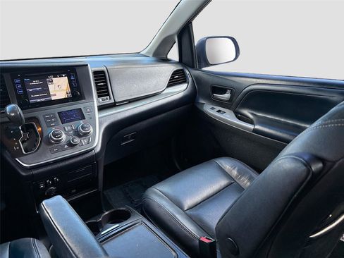 Used 2016 Toyota Sienna SE Premium image 26