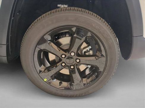 New 2025 Jeep Grand Cherokee L Altitude image 10