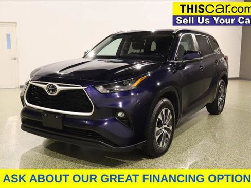 Used 2023 Toyota Highlander XLE image 3