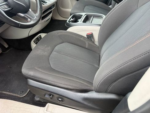 Used 2020 Chrysler Pacifica Touring w/ Cold Weather Group FWD image 9
