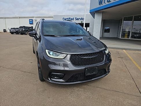 Used 2021 Chrysler Pacifica Limited w/ Uconnect Theater Family Group image 11