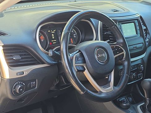 Used 2018 Jeep Cherokee Latitude w/ Cold Weather Group image 2