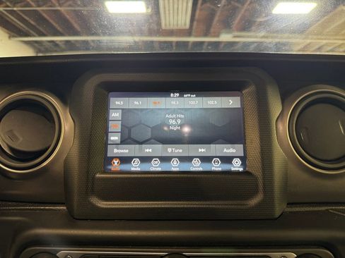 Used 2021 Jeep Gladiator Sport image 17