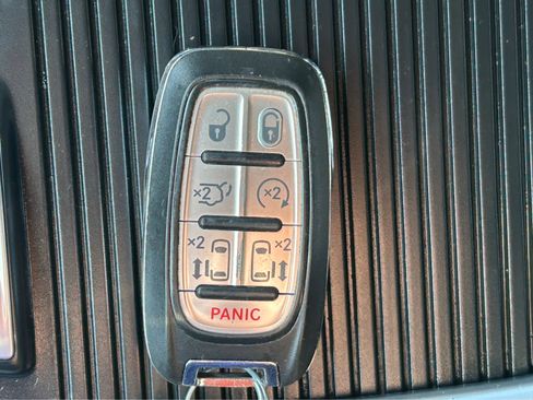 Used 2023 Chrysler Pacifica Touring-L FWD image 46