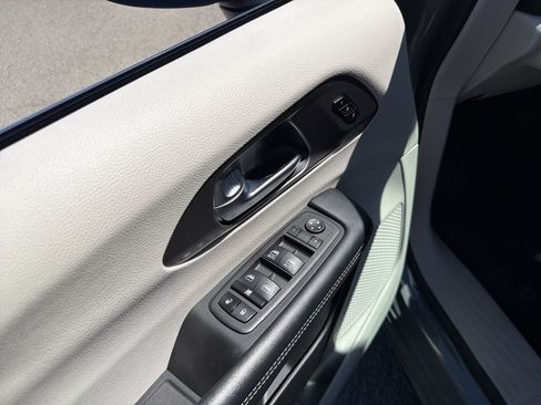 Used 2023 Chrysler Pacifica Touring-L FWD image 14