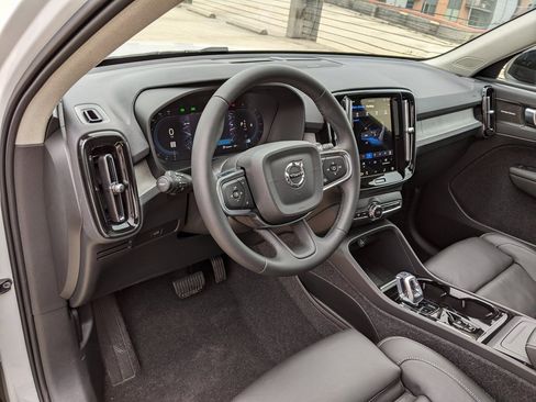 Certified 2025 Volvo XC40 B5 Ultra w/ Climate Package image 8