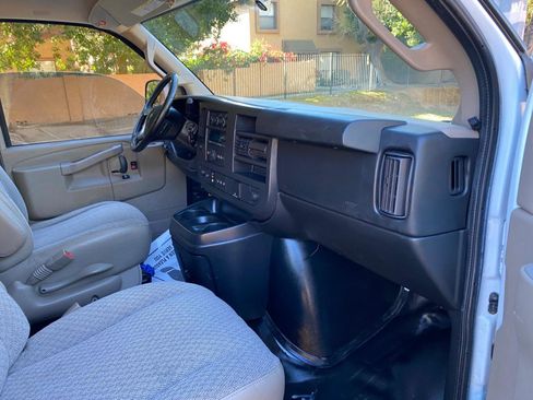 Used 2017 Chevrolet Express 3500 Extended image 19