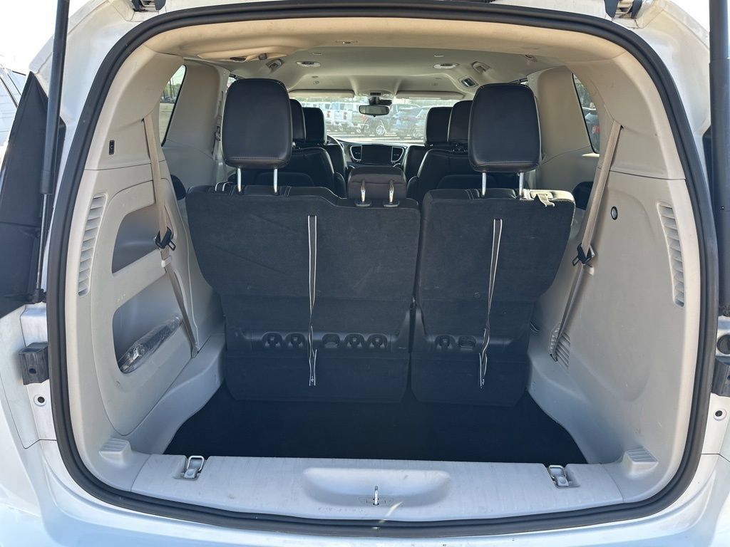 Used 2024 Chrysler Pacifica Touring-L FWD image 9