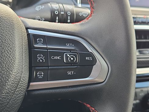 Used 2025 Jeep Compass Trailhawk AWD/4WD image 18